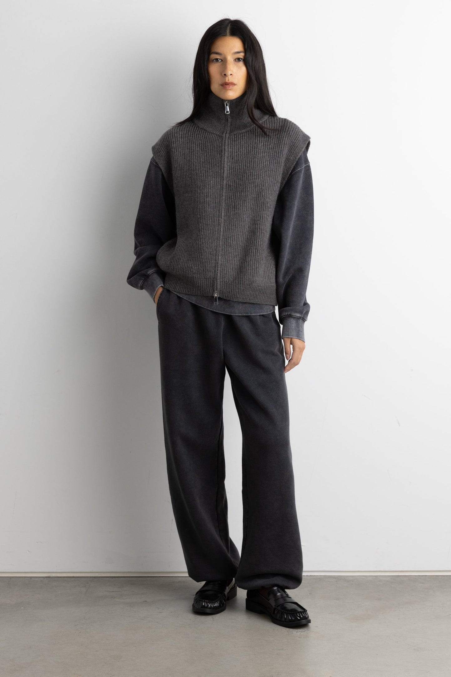 RIBBED KNIT MOCK NECK ZIP-UP SWEATER VEST