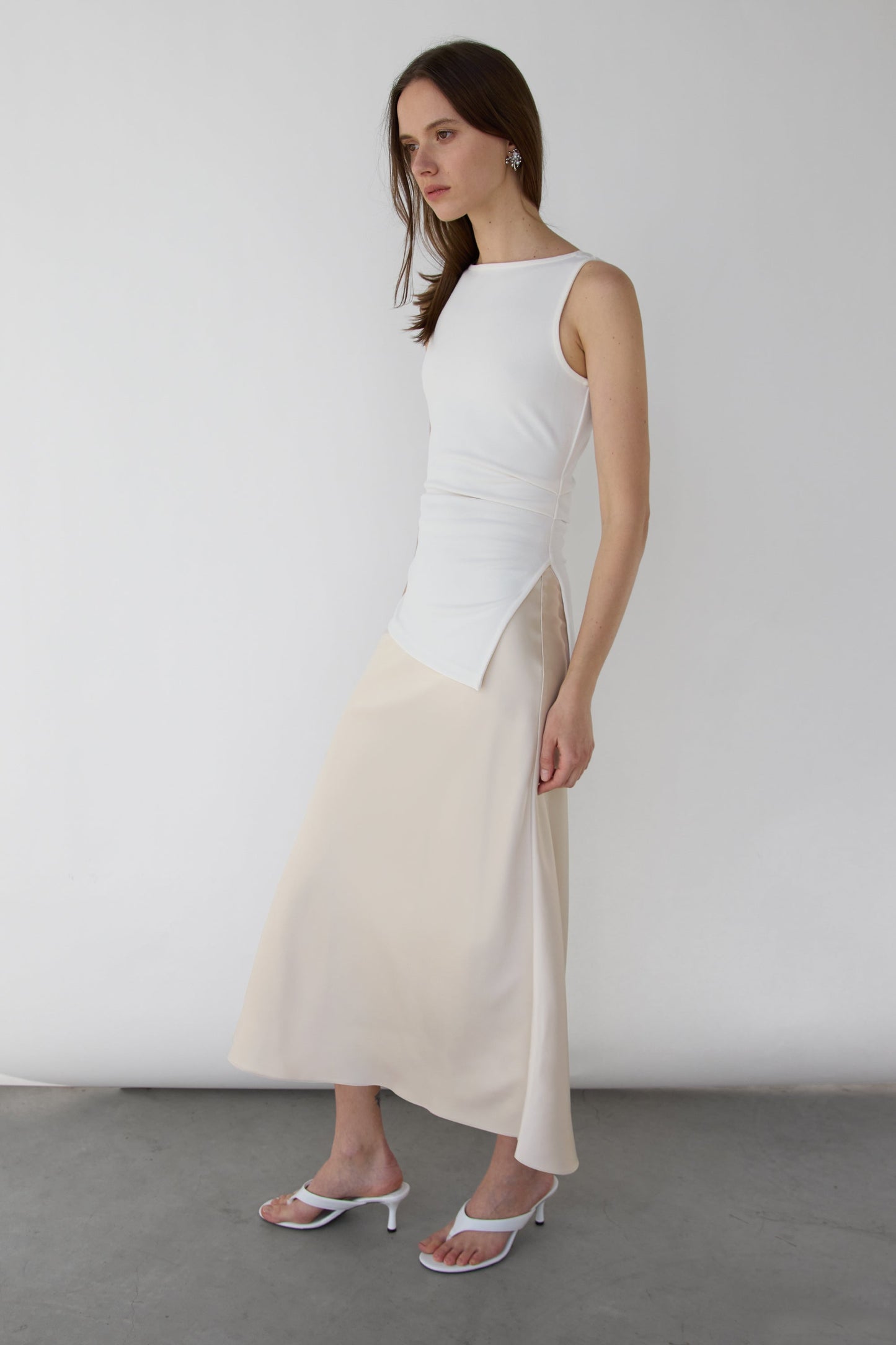 FITTED SLEEVELESS TOP WITH ASYMMETRICAL HEM