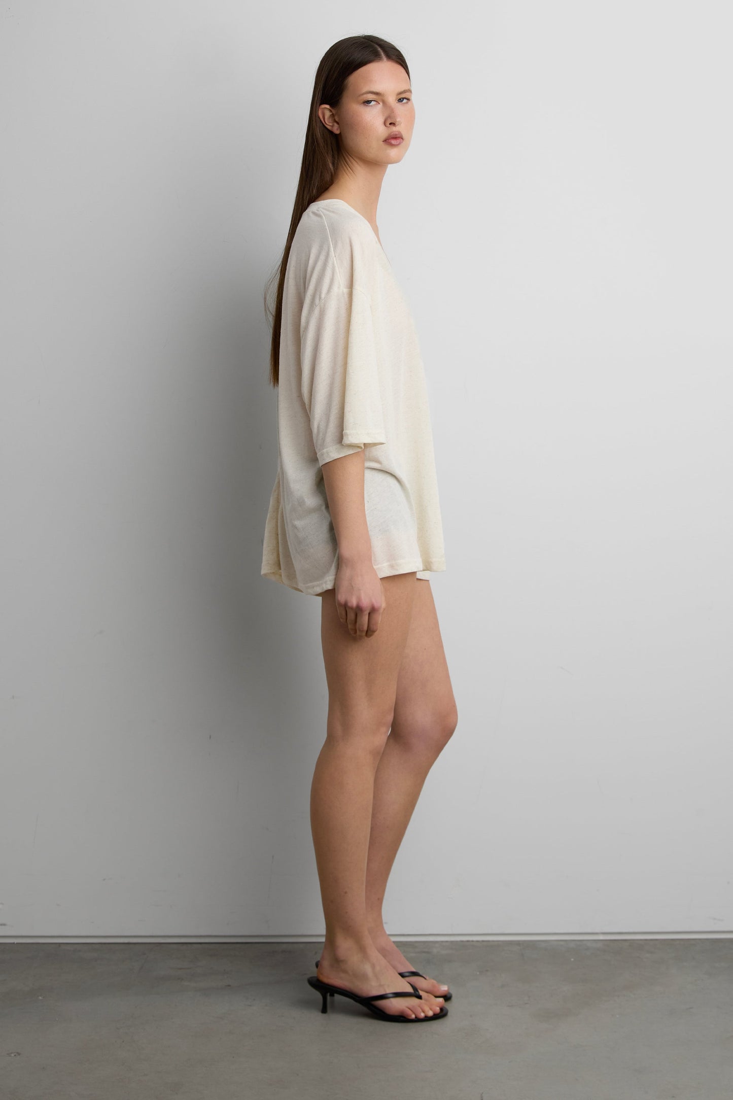 OVERSIZED V-NECK T-SHIRT
