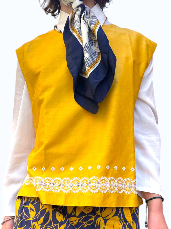 blusa smanicata ocra con ricami